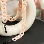 Łańcuszek do okularów akrylowy, łososiowy