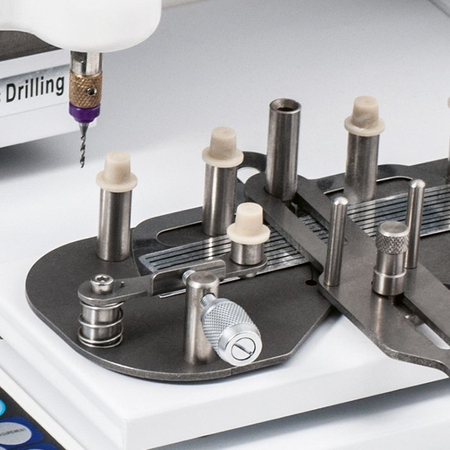 Automatyczna wiertarka do wiercenia i frezowania soczewek okularowych